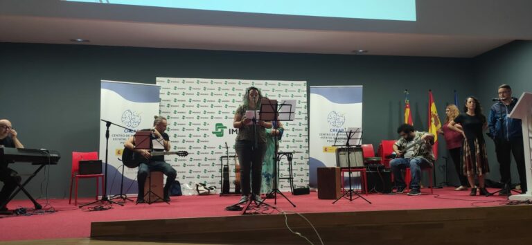 Elia Muñoz Rubiano lee el manifiesto de los usuarios del Creap