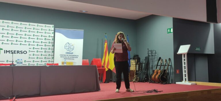 Yolanda Escribá recita uno de sus poemas