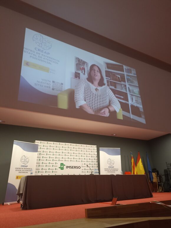 Proyección entrevista escritora Yolanda Espinosa