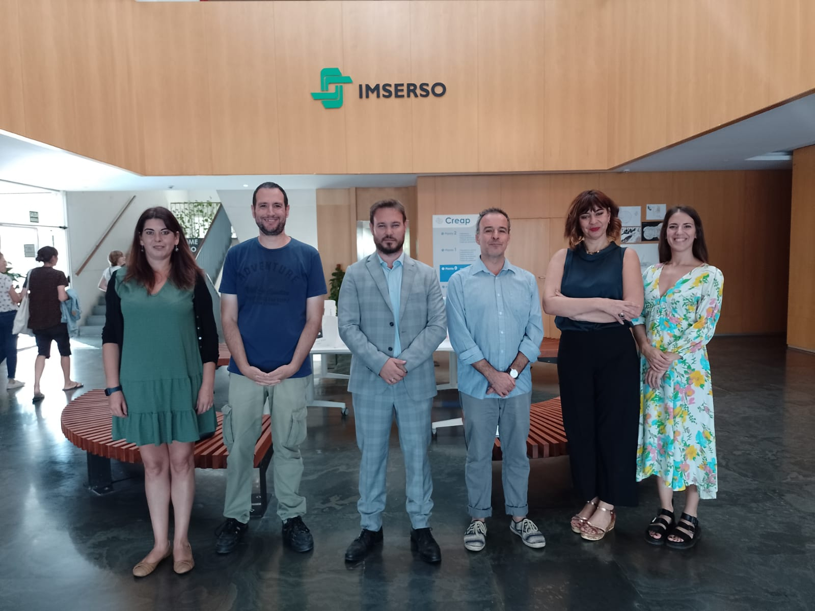 Foto de grupo de los ponentes que han participado en la jornada conmemorativa del Día Mundial de la Salud Mental celebrada el 10 de octubre de 2023 junto con el director del Creap, Juan Lázaro.