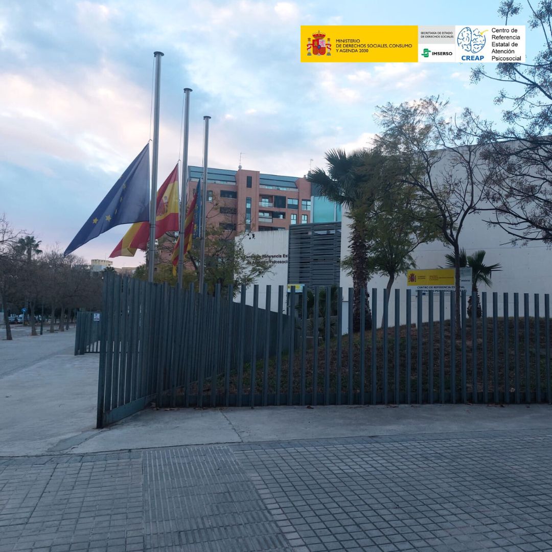 Banderas a media asta en el Creap en señal de luto por el incendio de Valencia.