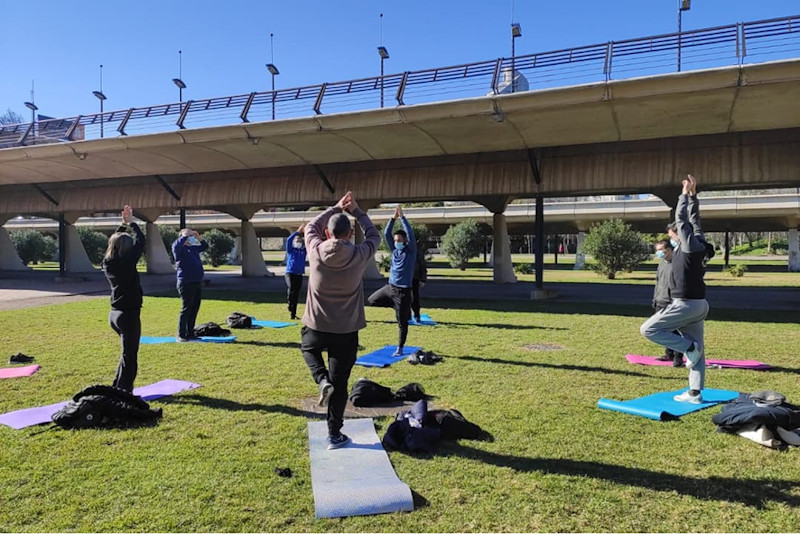 Imagen de archivo del Creap. Práctica de Yoga al aire libre con personas usuarias del centro.