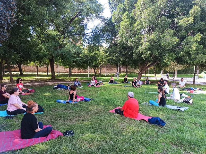 Imagen de archivo del Creap. Práctica de Yoga al aire libre con profesionales del ámbito de la atención primaria y la salud mental. Imagen de archivo del Creap. Práctica de Yoga al aire libre con profesionales del ámbito de la atención primaria y la salud mental.