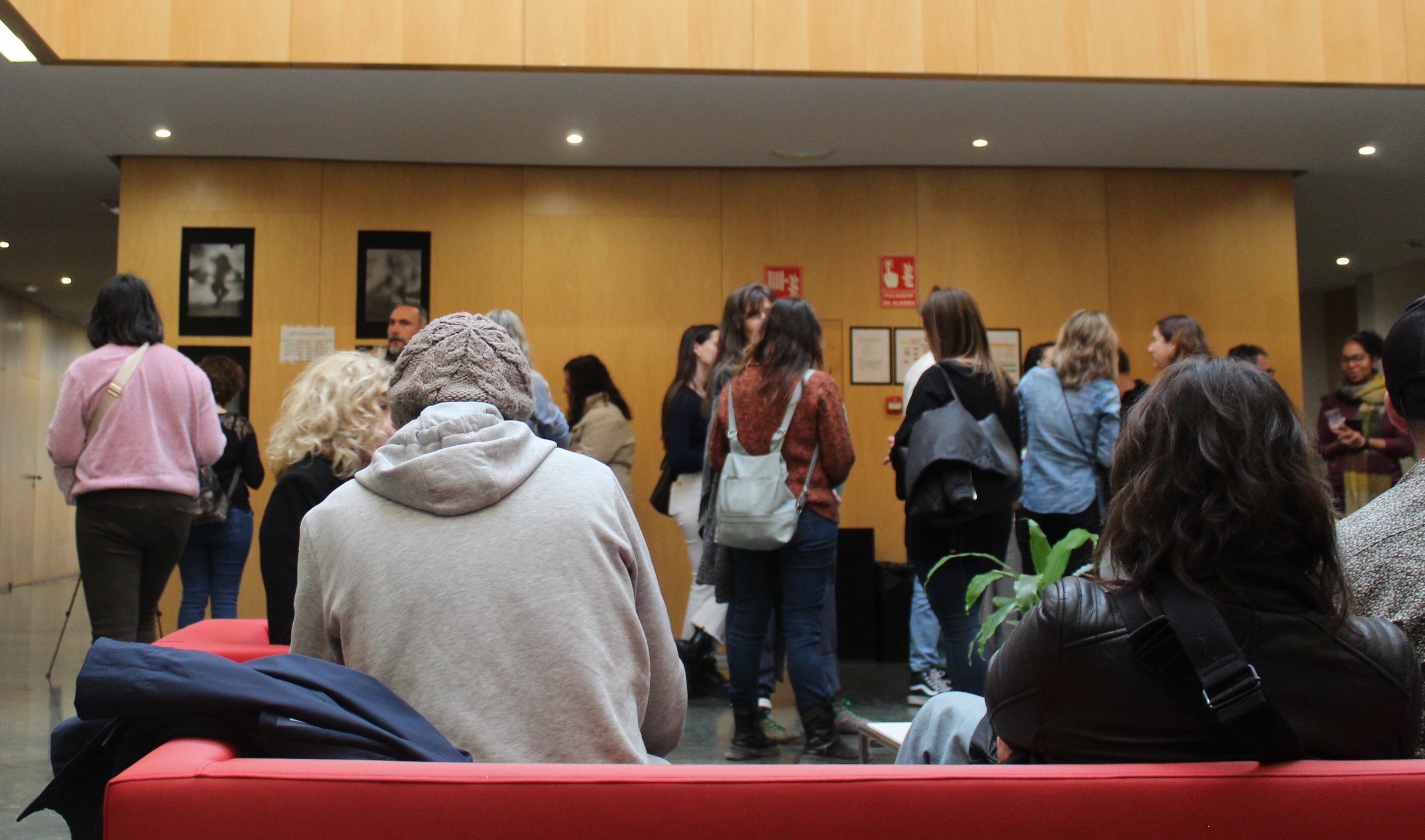 Grupo de visitantes de la exposición en el catering.