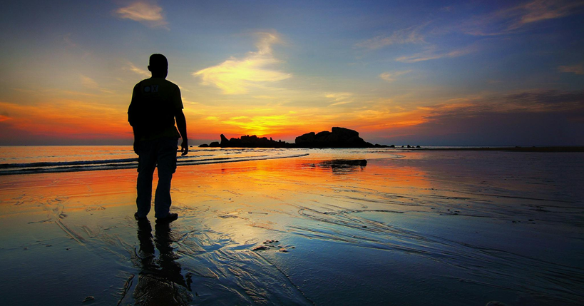 Hombre viendo un anochecer