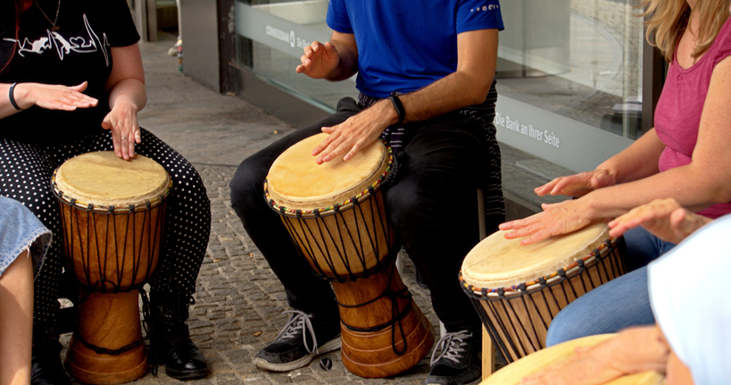 Personas tocando instrumentos acústicos