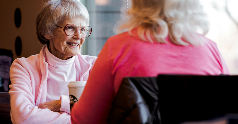Dos personas hablando.