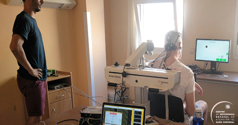 Rehabilitación del movimiento de alcance utilizando un sistema robótico híbrido y neuromodulación BCI después de Ictus