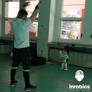 Imagen de hombre con robot. Robot