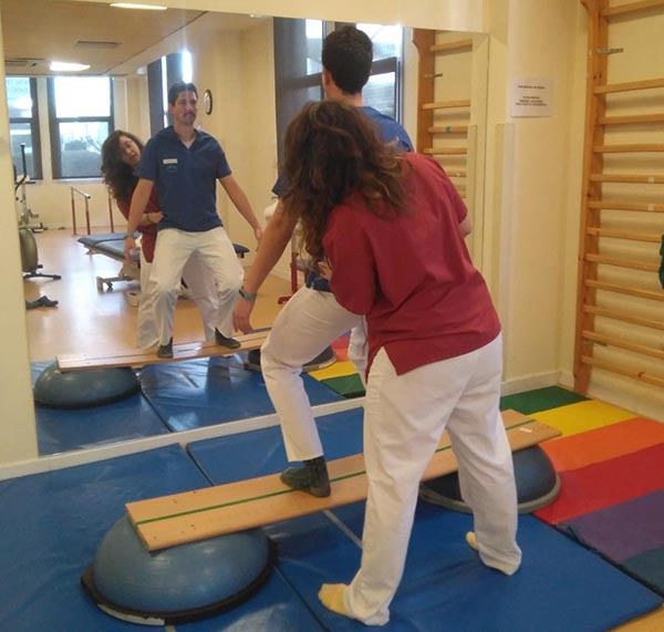 Fisioterapeutas realizando ejercicios de mejora del control postural.