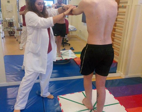 Fisioterapeutas realizando ejercicios de mejora del control postural.