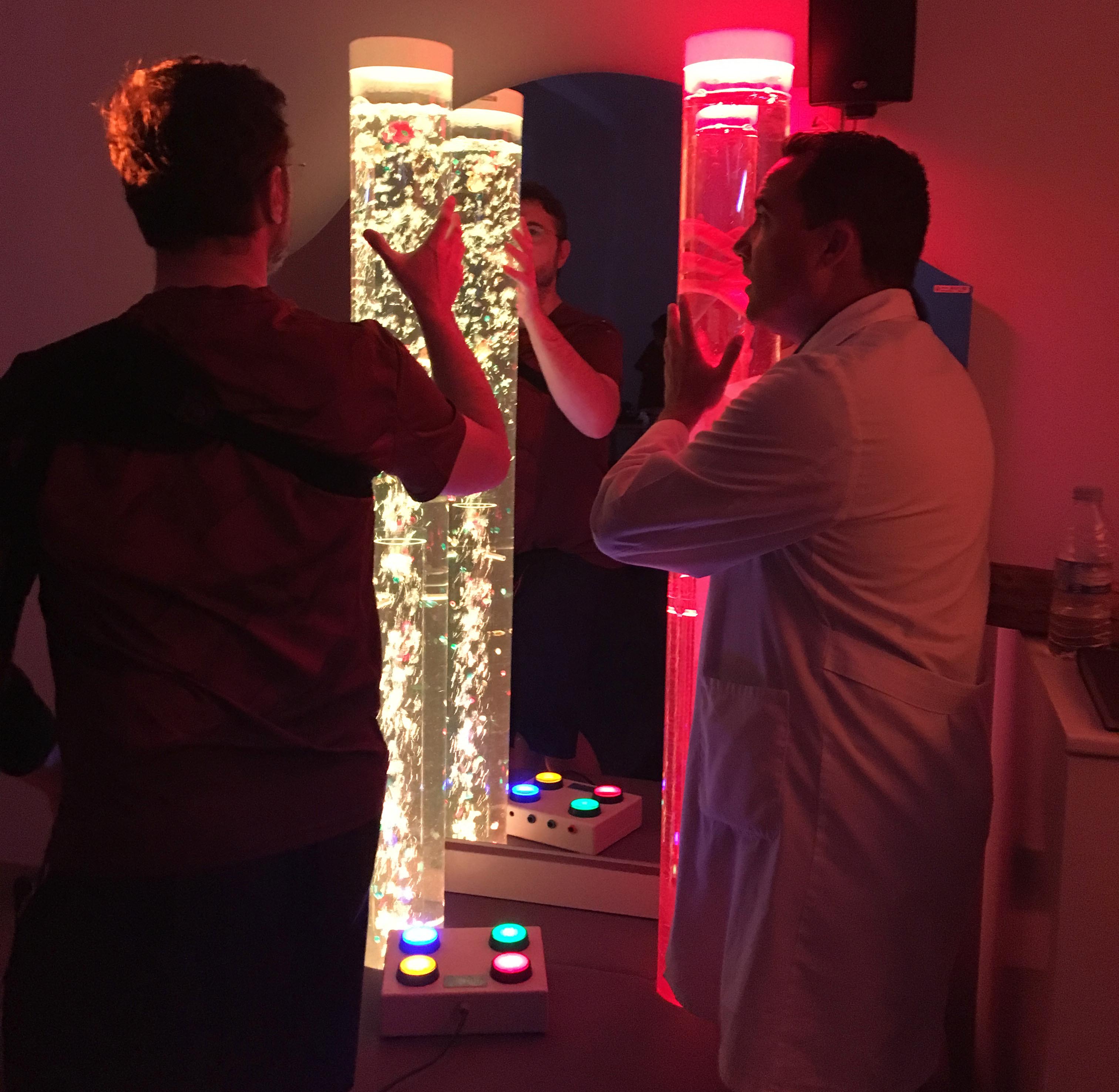 Terapia con un usuario en la sala Snoezelen de Ceadac.