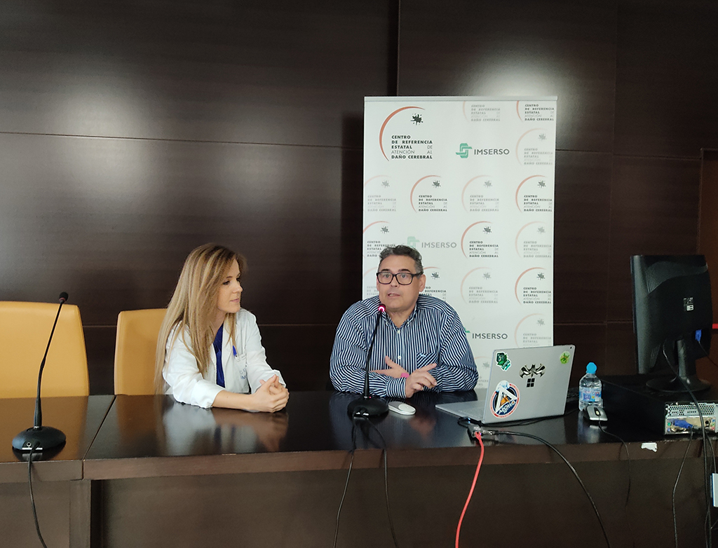 Alberto Oter impartiendo su masterclass, a su lado Raquel García, terapeuta ocupacional del Ceadac. Masterclass IA.