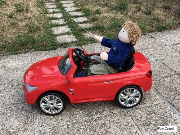 Coche de juguete con muñeco sentado