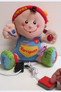 Muñeca con luz y sonido adaptada para su manejo con un pulsador externo