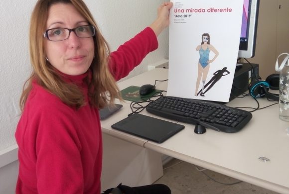 Patricia en su puesto de trabajo del Crmfsf mostrando su Cartel ganador «Una Mirada Diferente»