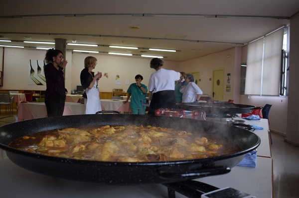 El equipo de cocina del centro han preparado la autentica paella valenciana.